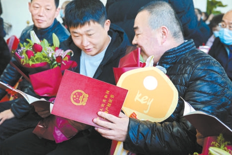 北京市首个交房即交证回迁房项目竣工
