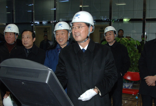 原迁安市委书记姚自敏按下了迁钢3号转炉自动化炼钢按钮