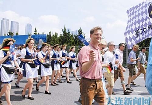 大连啤酒节博览会广场巡游欢乐启程