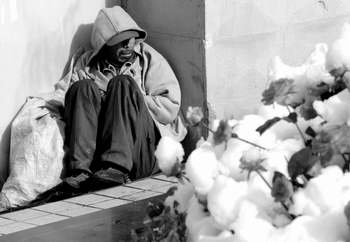 2003去年11月7日,一个在王府井的乞丐蜷缩在一角落