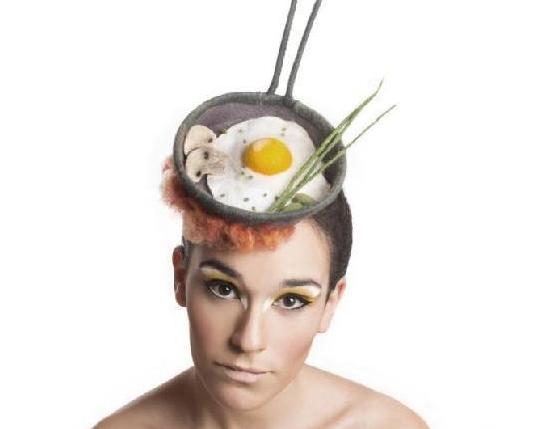 以色列艺术家打造奇葩食物帽令人“垂涎欲滴”