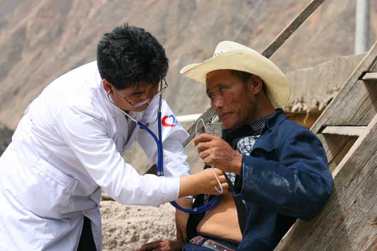 志愿者在为云南迪庆当地百姓看病