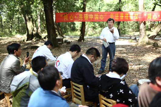 志愿者与与当地医务工作者 交流