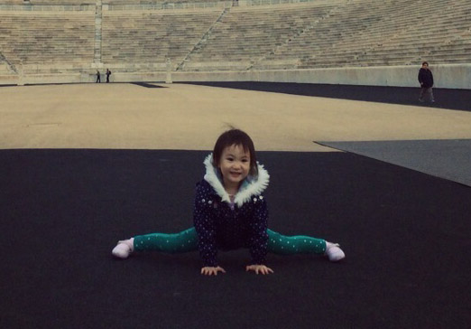 李小鹏晒全家游雅典美照 奥莉被抛高劈标准一