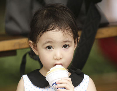 甜馨奥莉<em>姐妹情深</em>不舍分别 霍思燕<em>变装</em>送惊喜