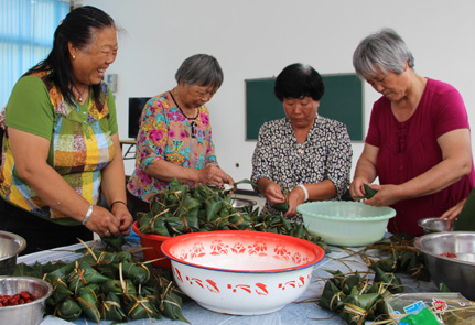 京郊龙湾屯粽香送祝福,端午献爱心