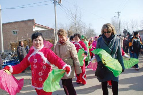 平地村迎百余名外國客人體驗中國年