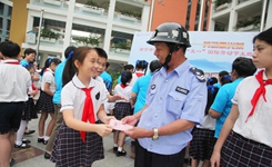 南宁市滨湖小学举行庆祝“五一”主题教育活动