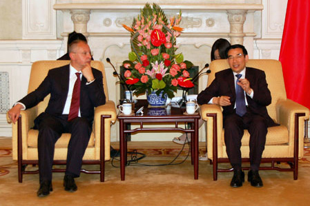 王安顺会见欧洲社会党主席 [图]