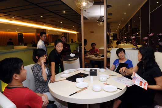 客人在北京“湘鄂情•源”建国门外店聚餐