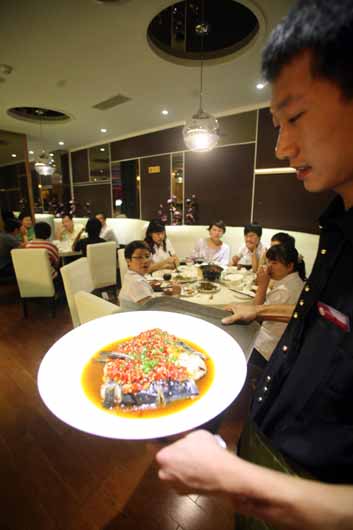 “湘鄂情•源”店推出“洞庭湖鱼头”等六道招牌菜