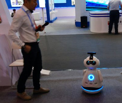 智能机器人突袭第四届京交会 VR设备吸人眼球