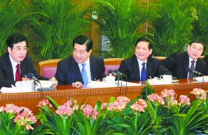 杜德印主持十一届全国人大五次会议北京代表团全会