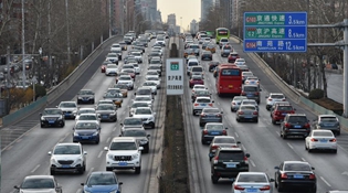 开学首日遇上早高峰 北京交通压力剧增