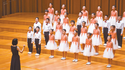 北京房山区昊天学校合唱团小演员们在表演