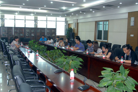 长阳镇召开到任村官欢送会