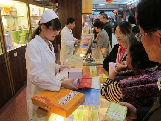 热情的同仁堂药店员工
