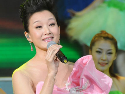 晚会上演员正在进行精彩的表演