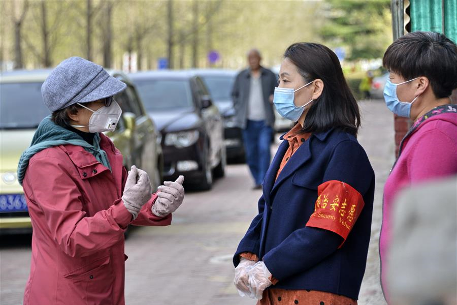 北京：党员志愿者服务社区居民