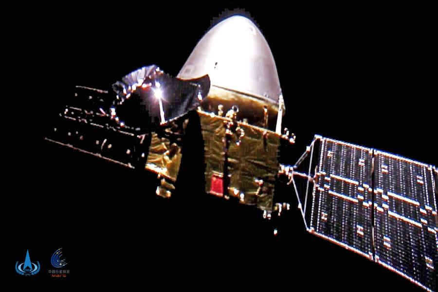 “天问一号”探测器首次深空“自拍” 五星红旗在太空闪耀