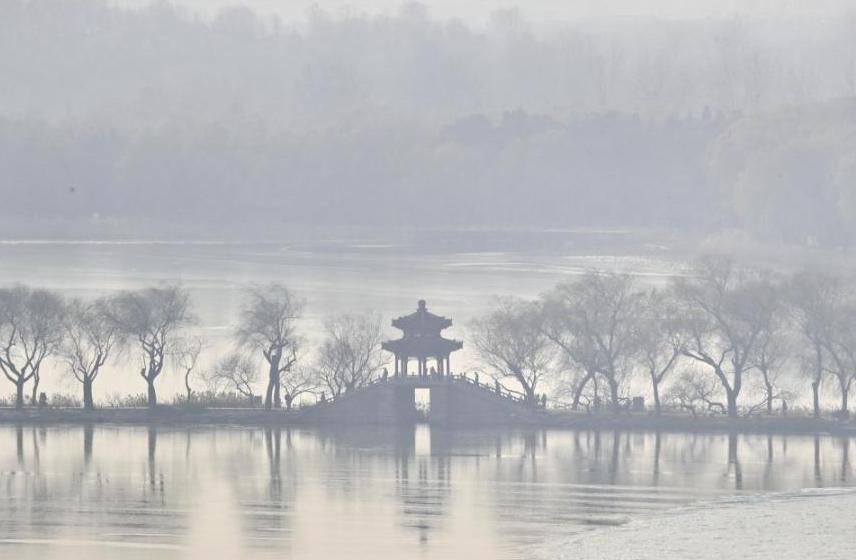 北京颐和园薄雾氤氲 美若水墨图画