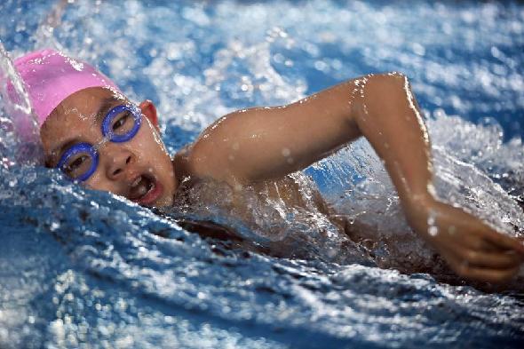 北京市中小学生游泳公开赛举行