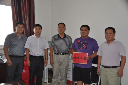 房山区委政法委领导到长阳镇佛满村慰问