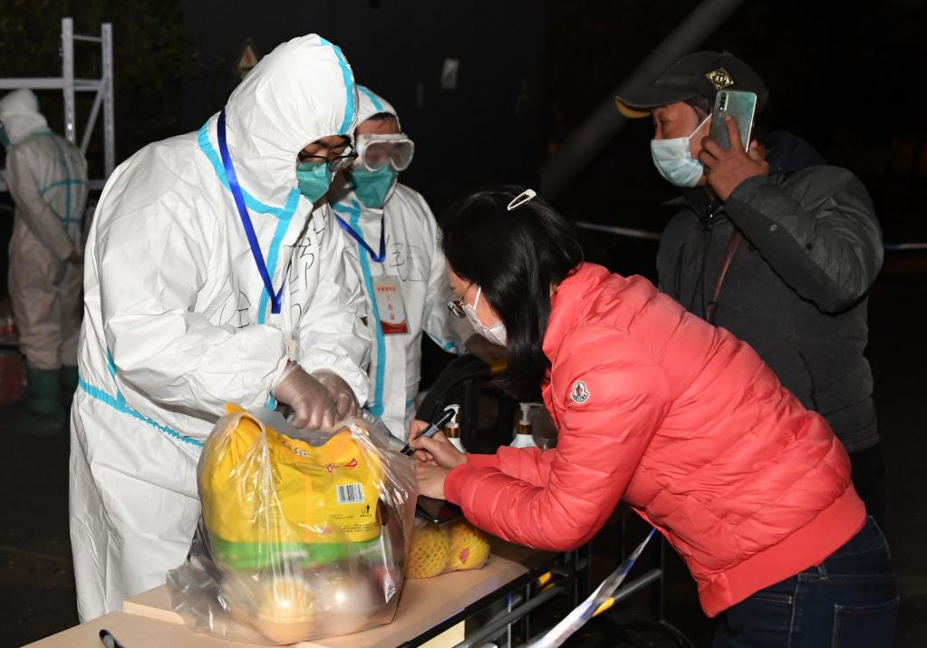 新华全媒+丨北京：多措并举保障封闭小区居民生活