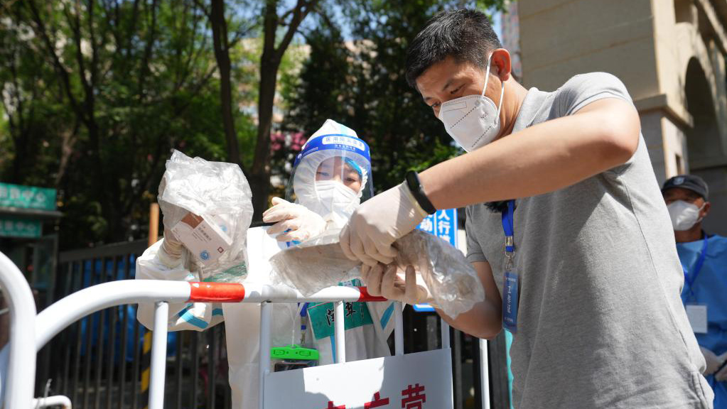 抗疫一线：我为居民买药忙