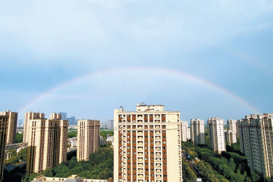 入夏首场雨后现彩虹