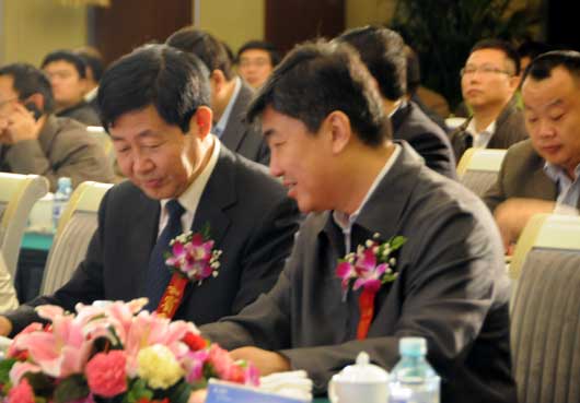 嘉宾在新闻发布会现场交流