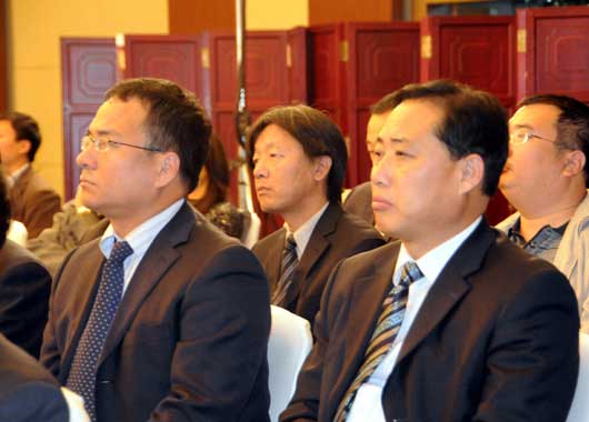 与会嘉宾在新闻发布会现场