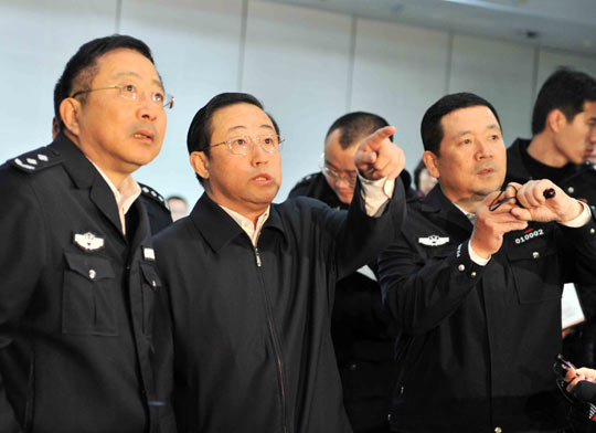 新华社记者直击:北京交警迎战周末交通晚高峰
