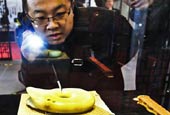 2012北京文物博览会:观众观看玉猪龙