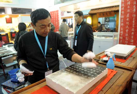 北京石刻艺术博物馆的工作人员在进行碑帖拓片展示