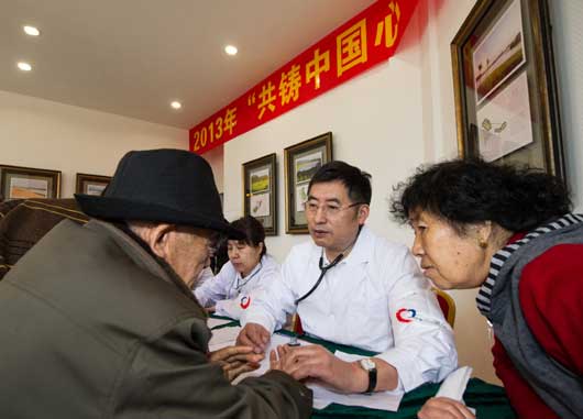 北京市第六医院的向小平主任医师在给病人问诊