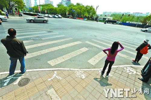 北京市出现首批行人等候线 行人称醒目让人驻足