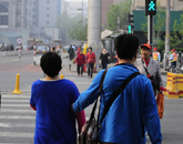 行人在绿灯时有序过马路