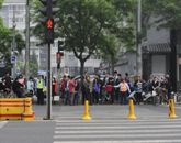 行人在红灯前等待过马路