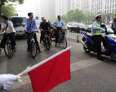 骑自行车的行人等待过马路