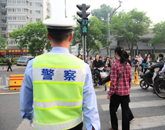 骑车人正在过马路