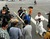 交警正在处罚一辆违章非机动车