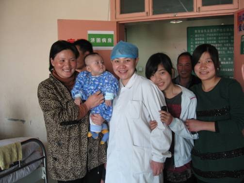 曹立云在青海西宁妇女儿童医院与病房里的孩子及家属合影