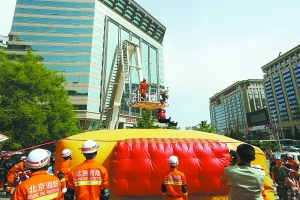 北京东城居民现场体验救生演练