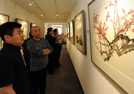 &ldquo;公安优秀美术家作品展&rdquo;吸引众多参观者