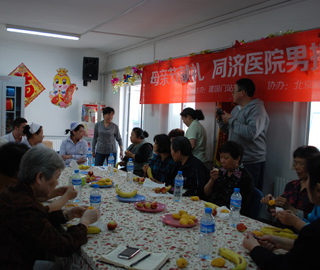 北京同济医院男护士母亲节时慰问社区众母亲