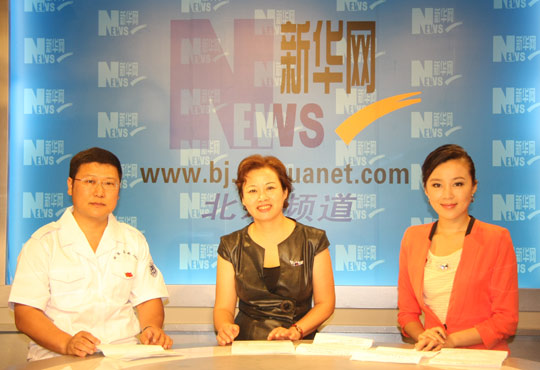 嘉宾在访谈间与主持人合影