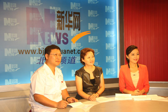 嘉宾与主持人在访谈中