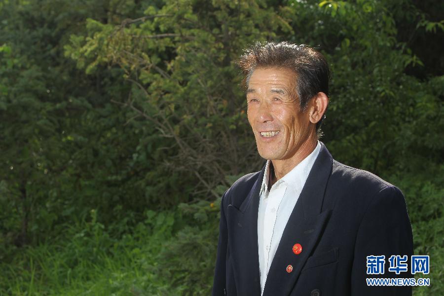 跪着种树的拓荒者李志远