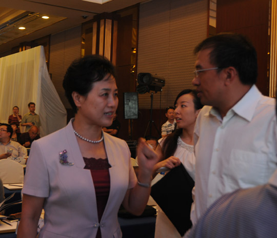 北京市文资办党委书记张慧光与嘉宾交谈